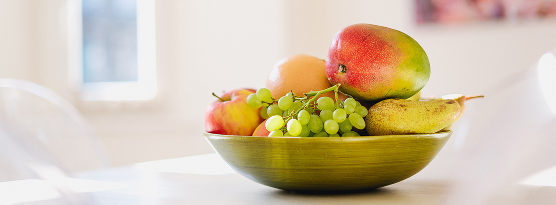 Obstschale steht auf einem Tisch