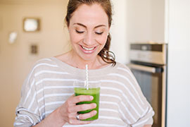 Janine Rietdorf trinkt einen grünen Smoothie